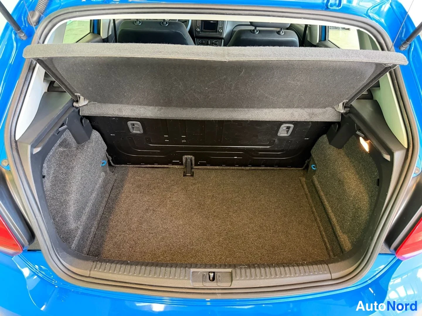 Sininen Volkswagen Polo 2015, tavaratila, kuva 14