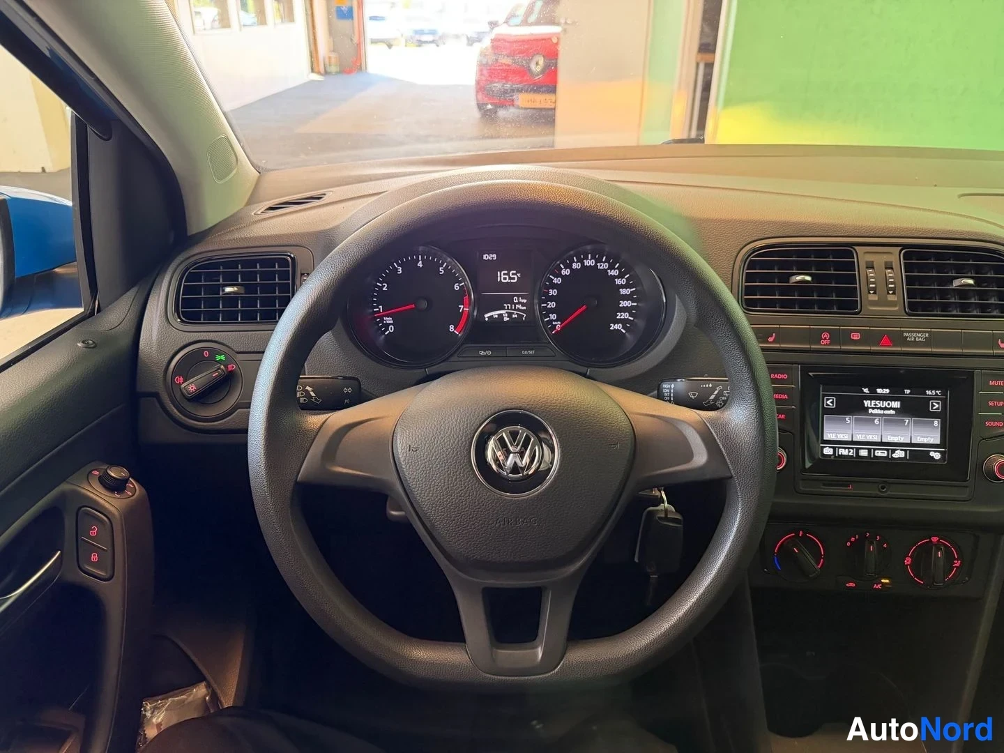 Sininen Volkswagen Polo 2015, ohjaamo, kuva 11