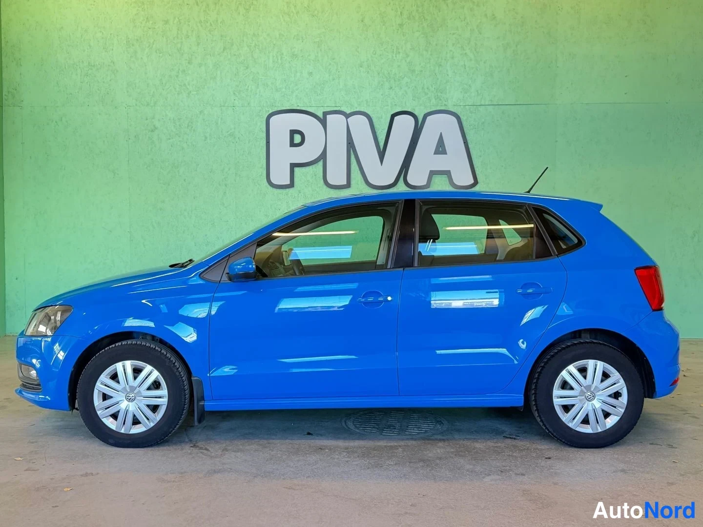 Sininen Volkswagen Polo 2015, sivulta, kuva 6