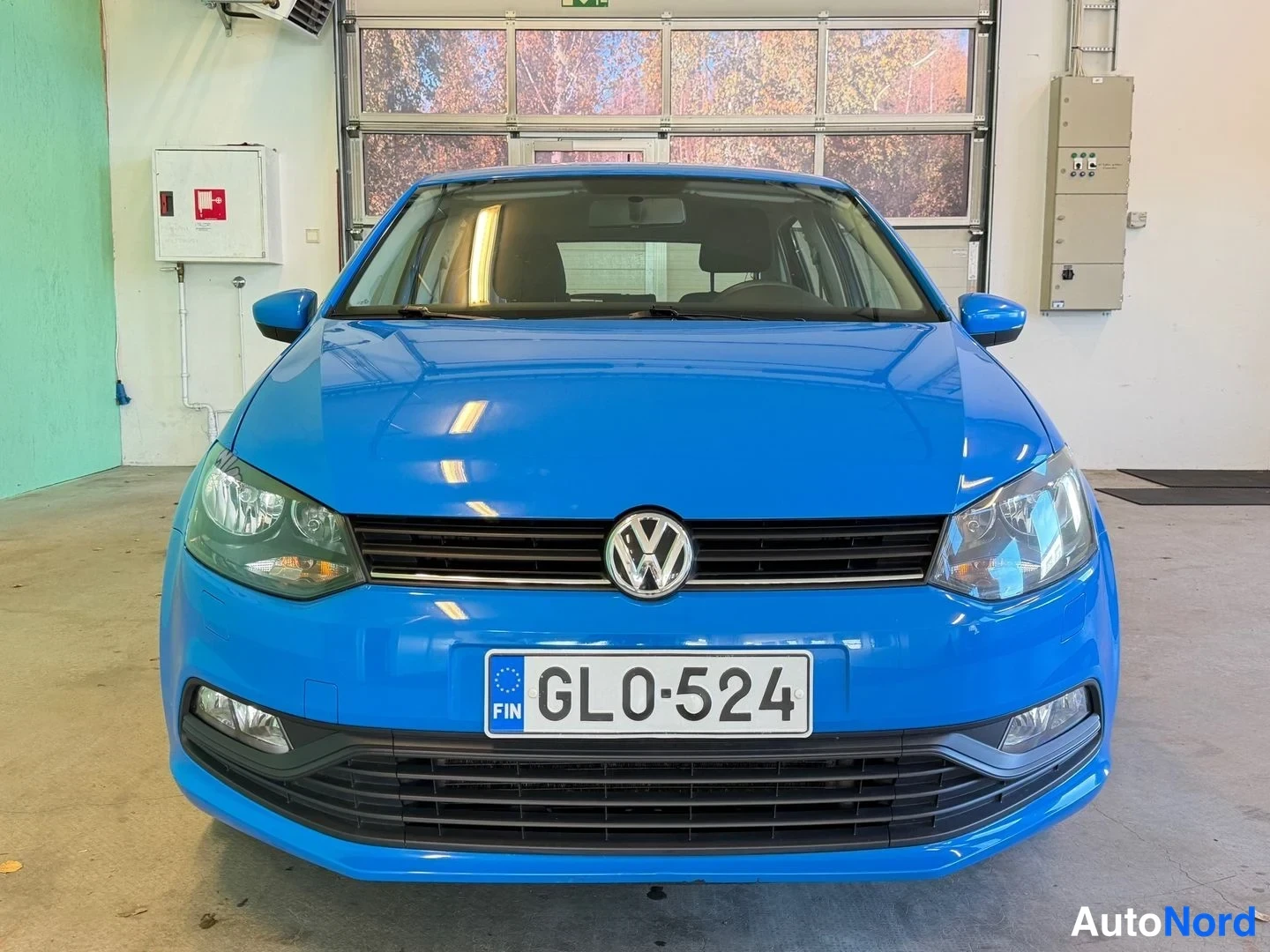 Sininen Volkswagen Polo 2015, edestä, kuva 5