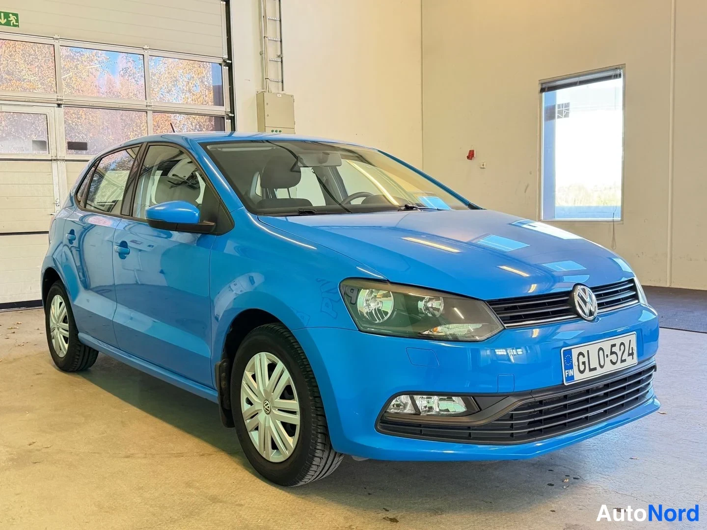Sininen Volkswagen Polo 2015, etuviisto, keula oikealle, kuva 4