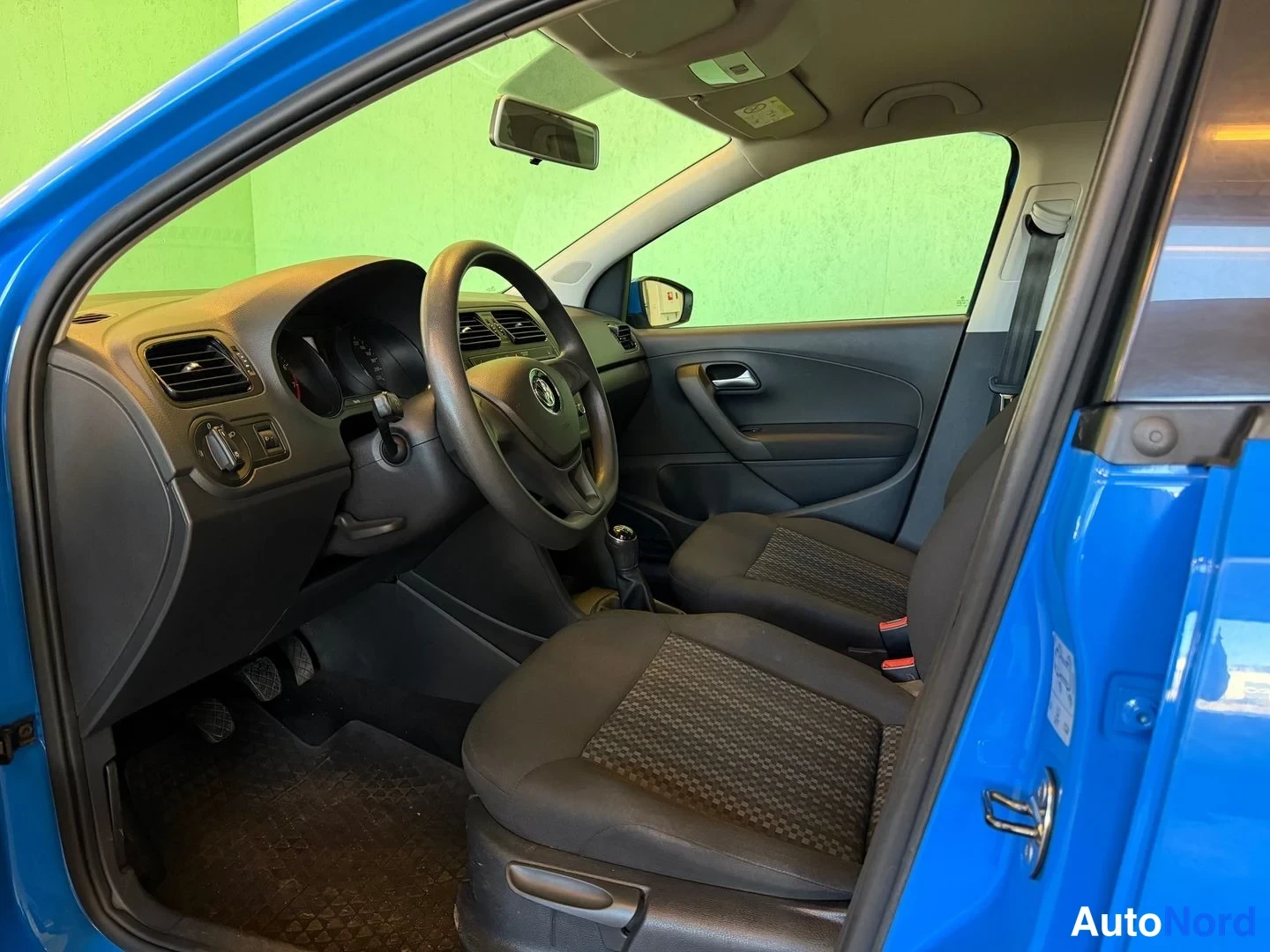 Sininen Volkswagen Polo 2015, ohjaamo, kuva 10