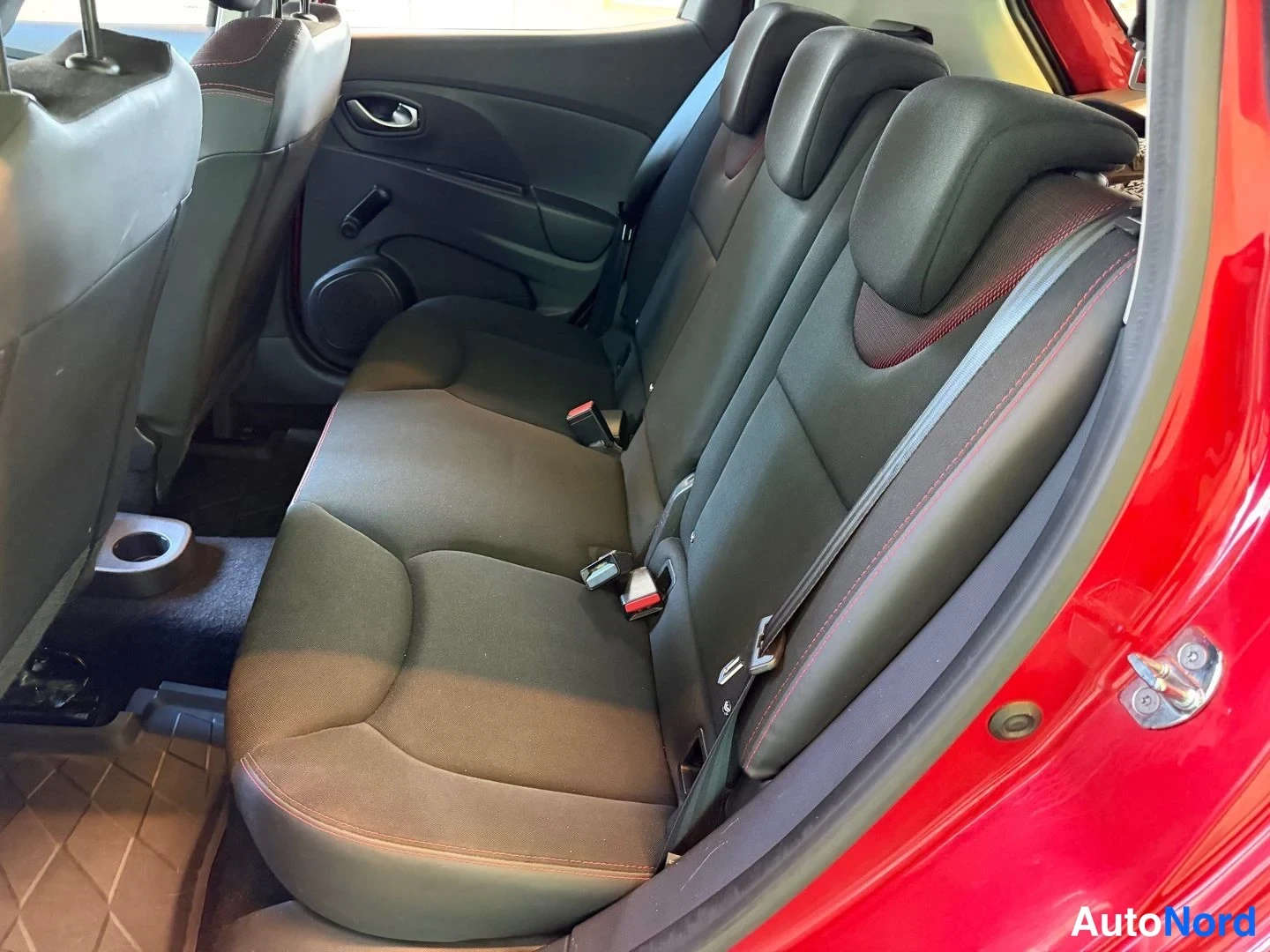 Punainen Renault Clio 2015, takaistuimet, kuva 12