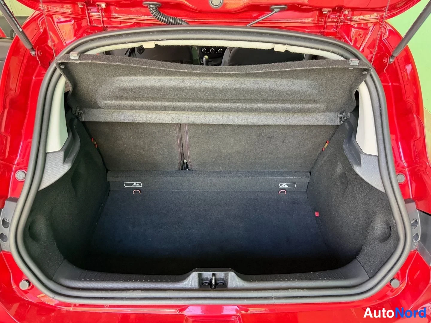 Punainen Renault Clio 2015, tavaratila, kuva 13