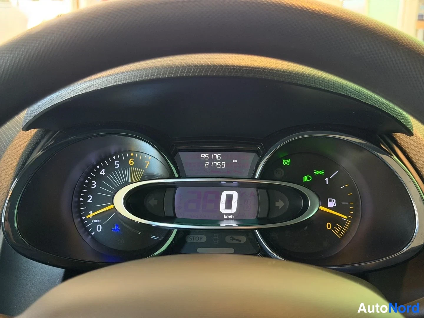 Punainen Renault Clio 2015, yksityiskohta, kuva 14