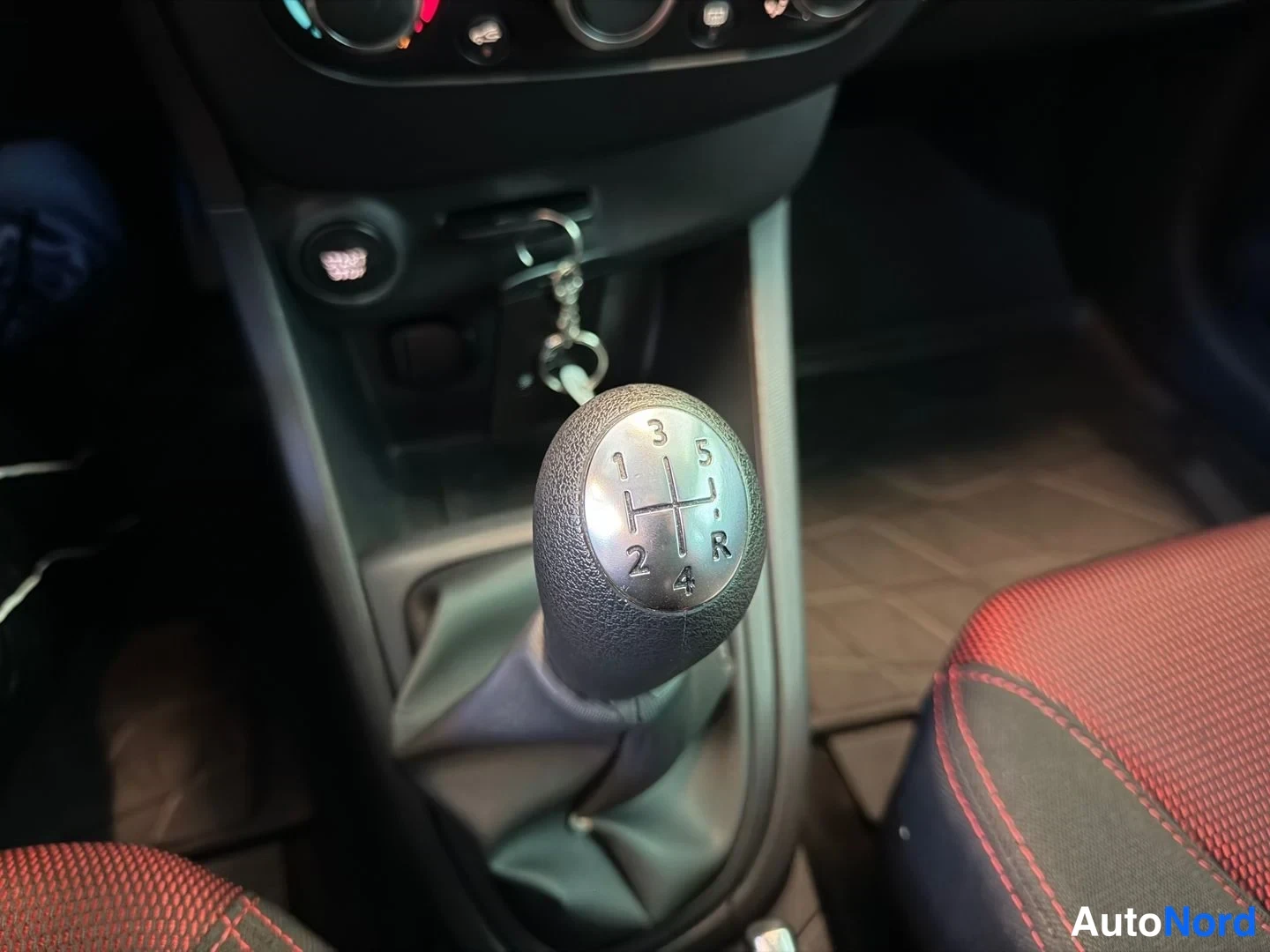 Punainen Renault Clio 2015, yksityiskohta, kuva 15