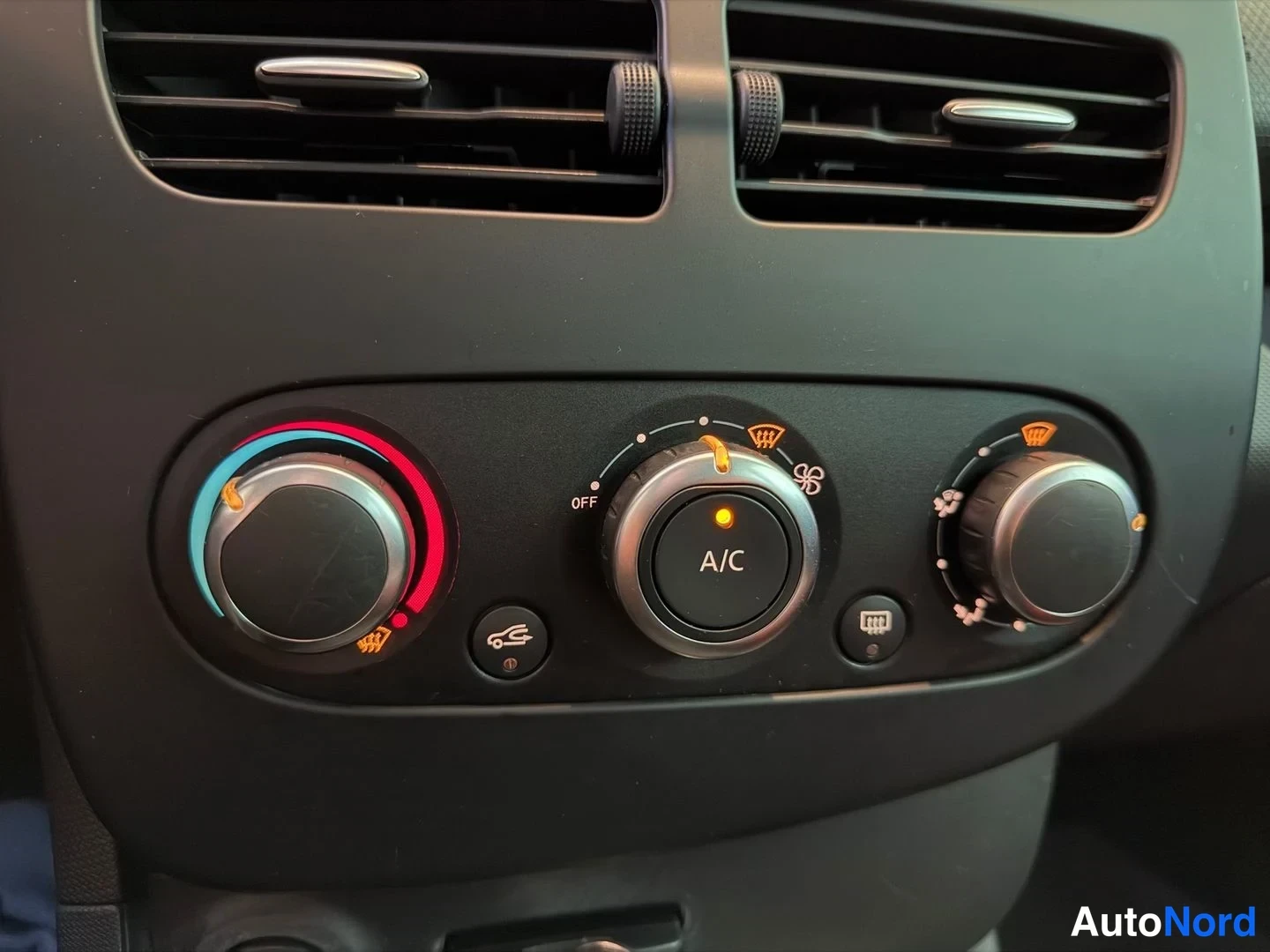 Punainen Renault Clio 2015, yksityiskohta, kuva 16