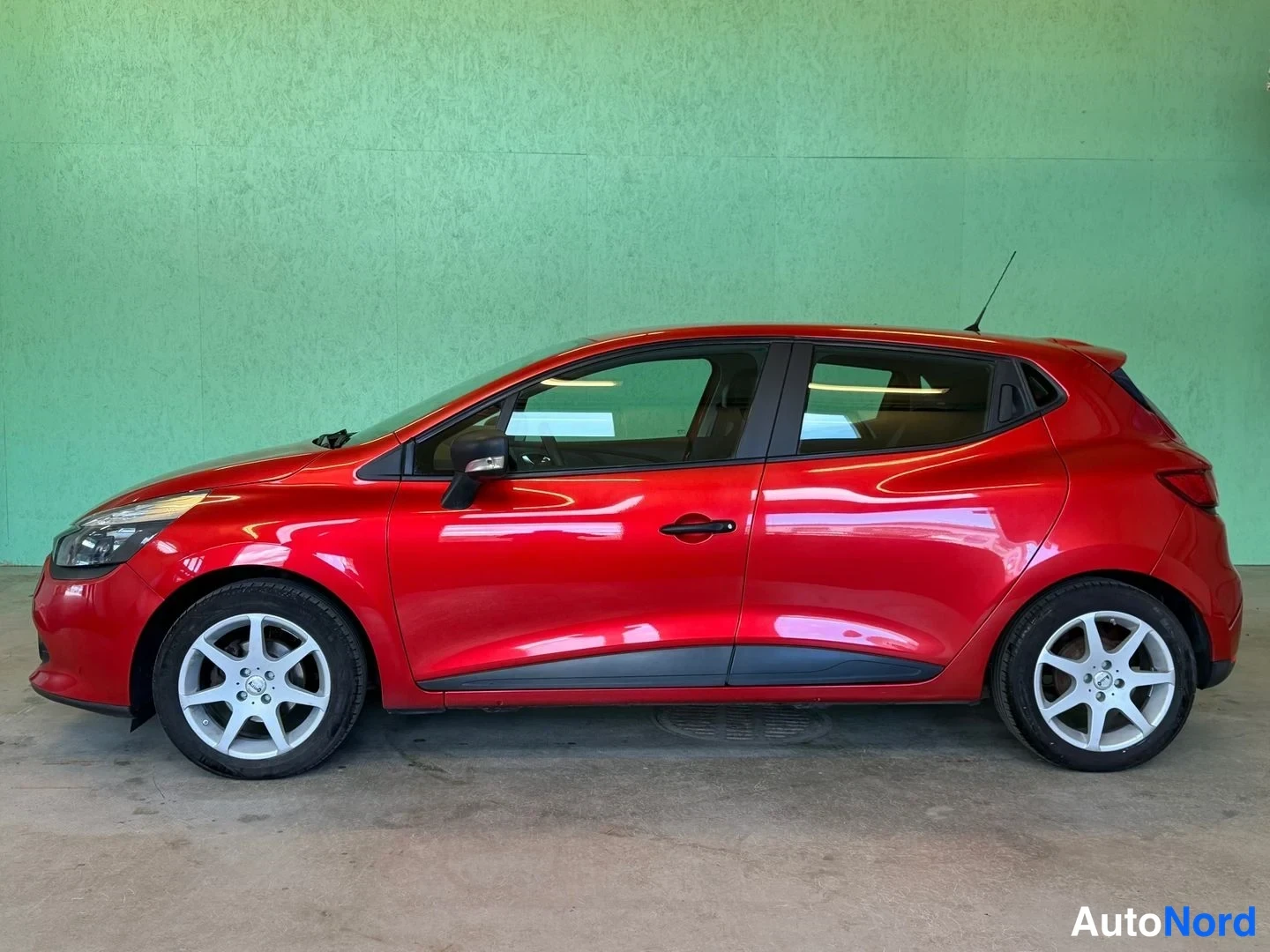 Punainen Renault Clio 2015, sivulta, kuva 5