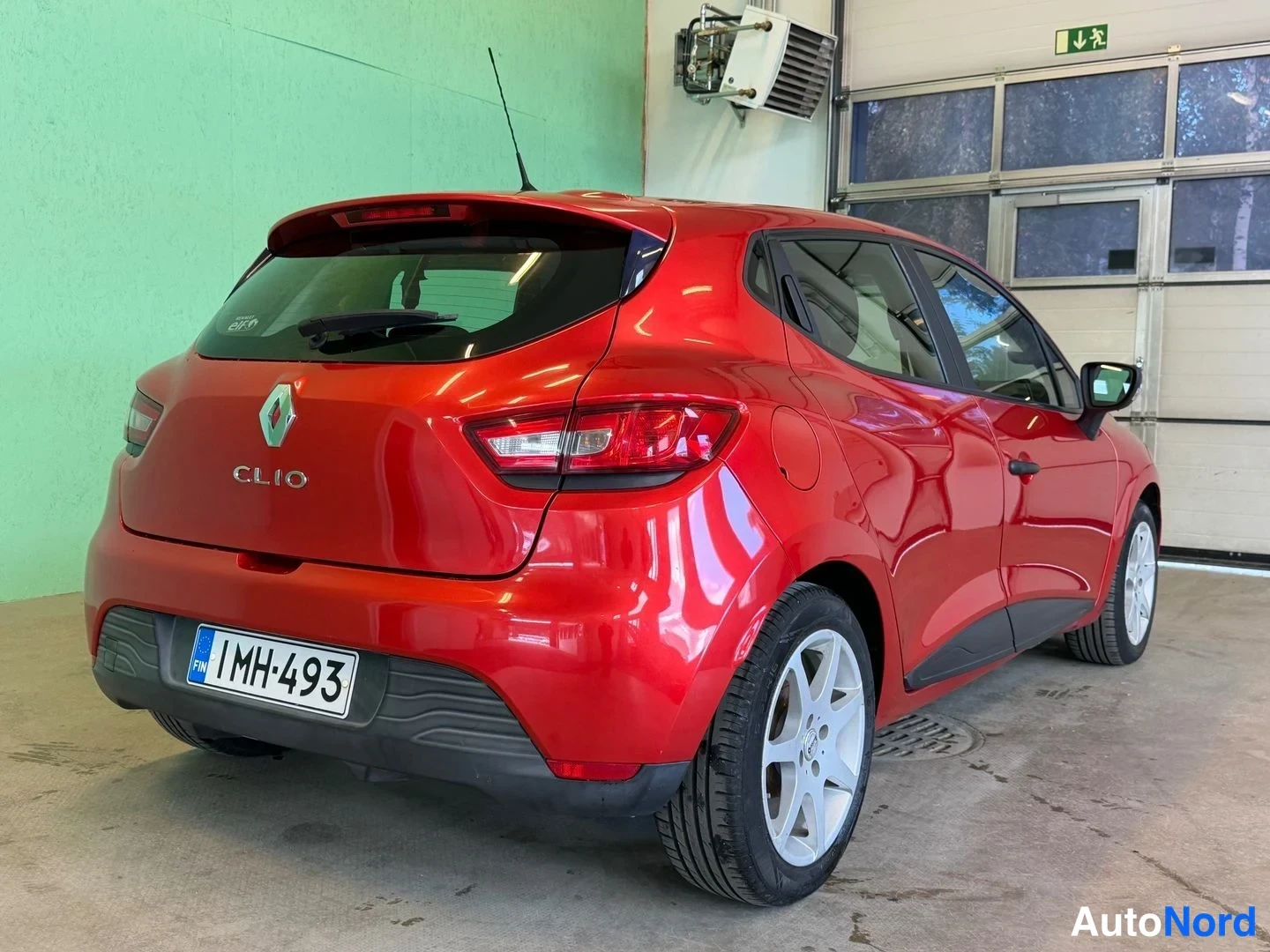 Punainen Renault Clio 2015, takaviisto, kuva 7