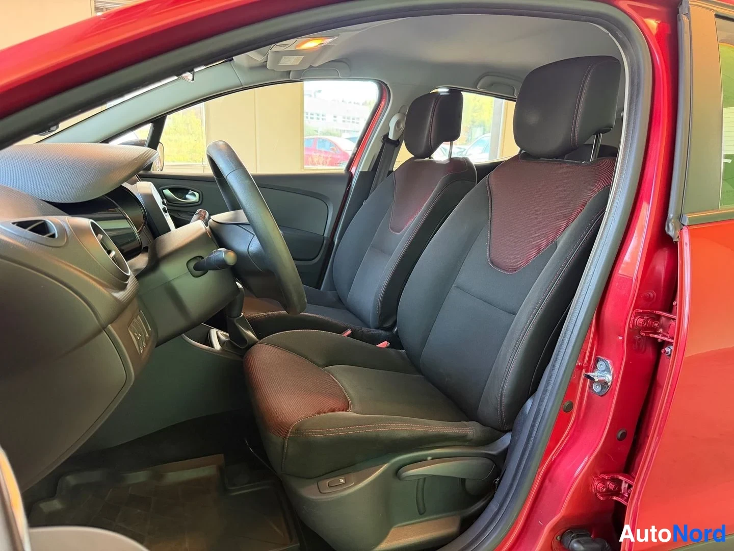 Punainen Renault Clio 2015, etuistuimet, kuva 11