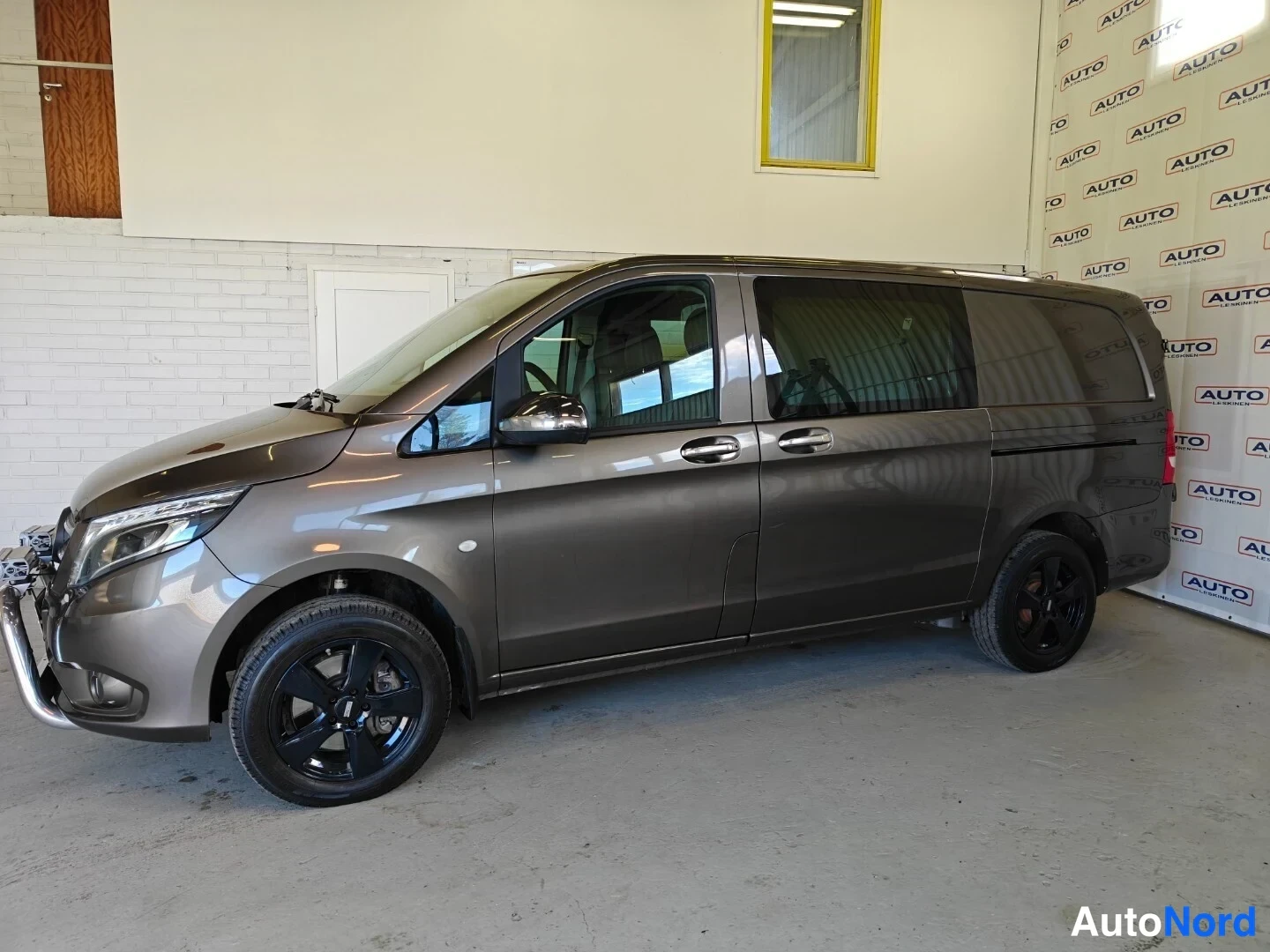 Ruskea Mercedes-Benz Vito 114 CDI 2018, etuviisto, keula vasemmalle, kuva 3