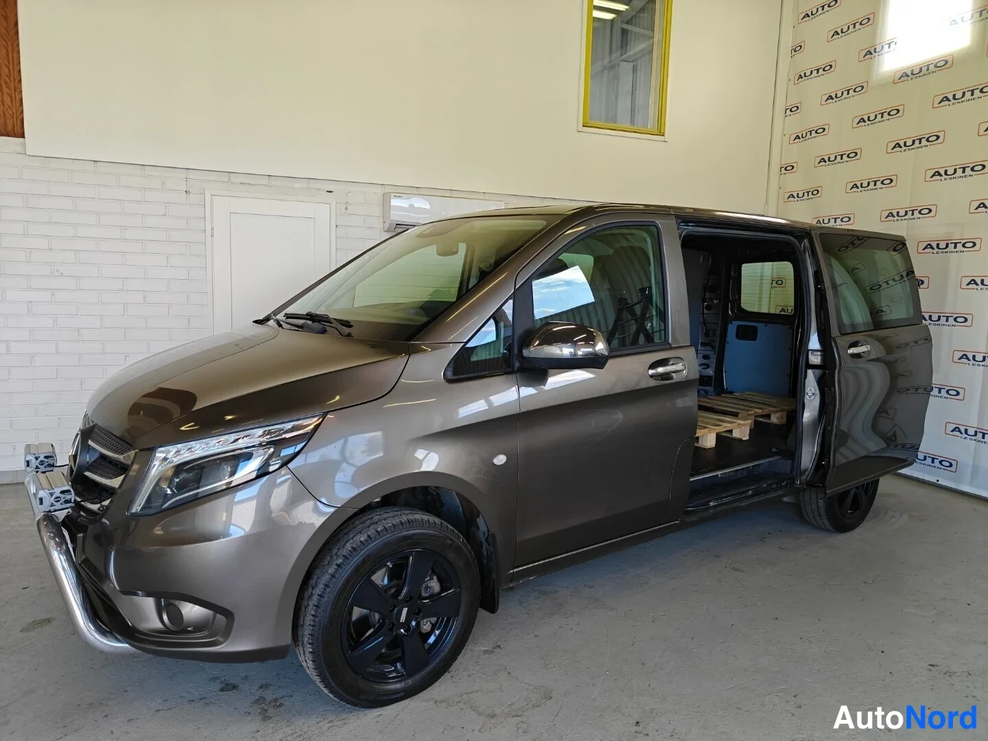 Ruskea Mercedes-Benz Vito 114 CDI 2018, etuviisto, keula vasemmalle, kuva 4