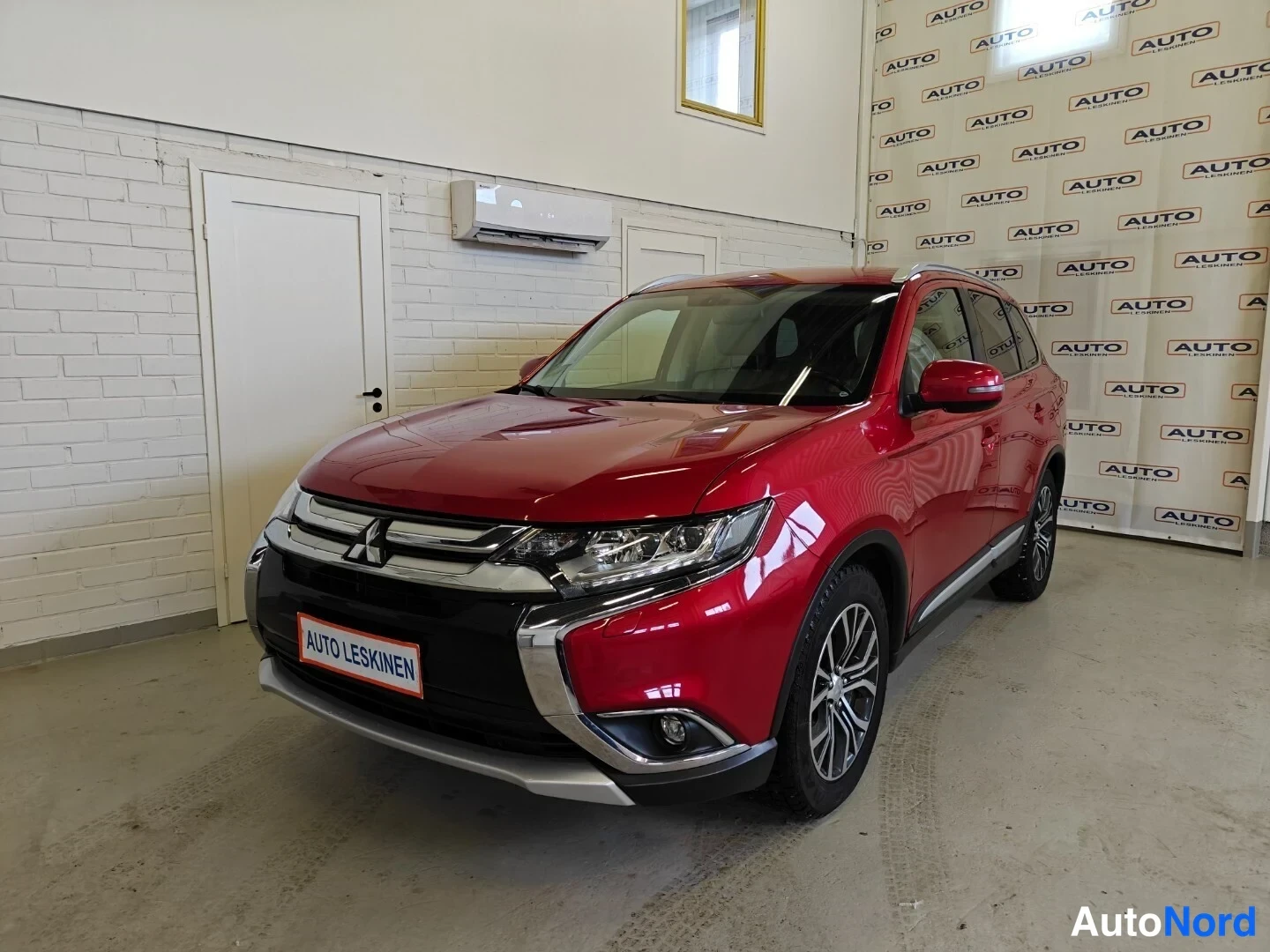 Punainen Mitsubishi Outlander 2017, etuviisto, keula vasemmalle, kuva 2