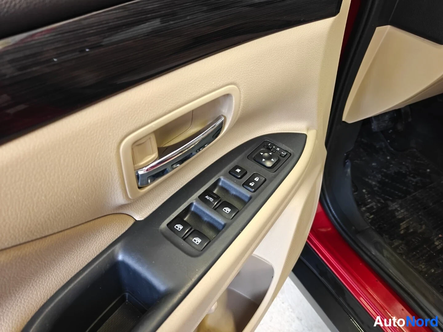 Punainen Mitsubishi Outlander 2017, yksityiskohta, kuva 13