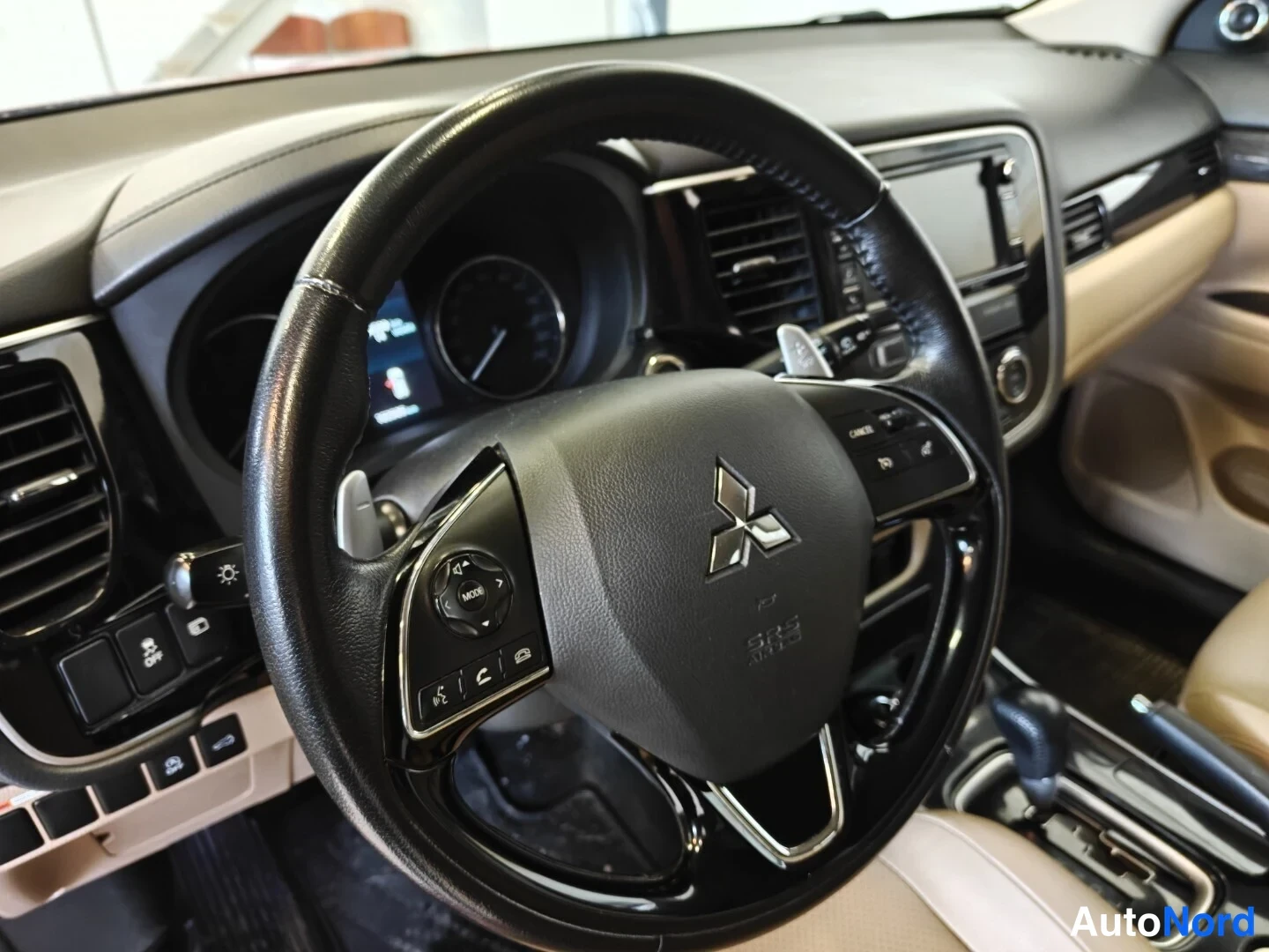 Punainen Mitsubishi Outlander 2017, ohjaamo, kuva 9