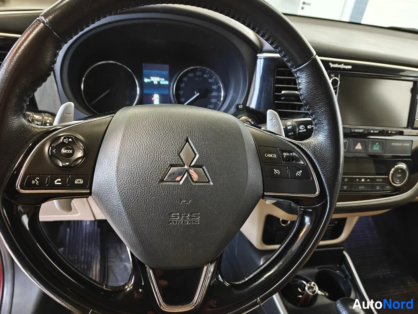 Punainen Mitsubishi Outlander 2017, ohjaamo, kuva 10