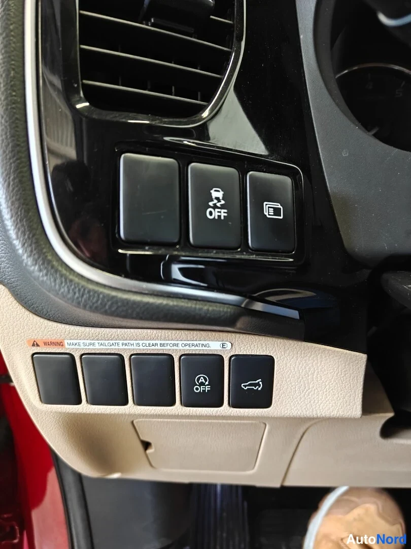 Punainen Mitsubishi Outlander 2017, yksityiskohta, kuva 14