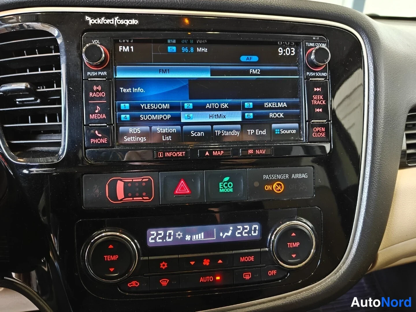 Punainen Mitsubishi Outlander 2017, yksityiskohta, kuva 16