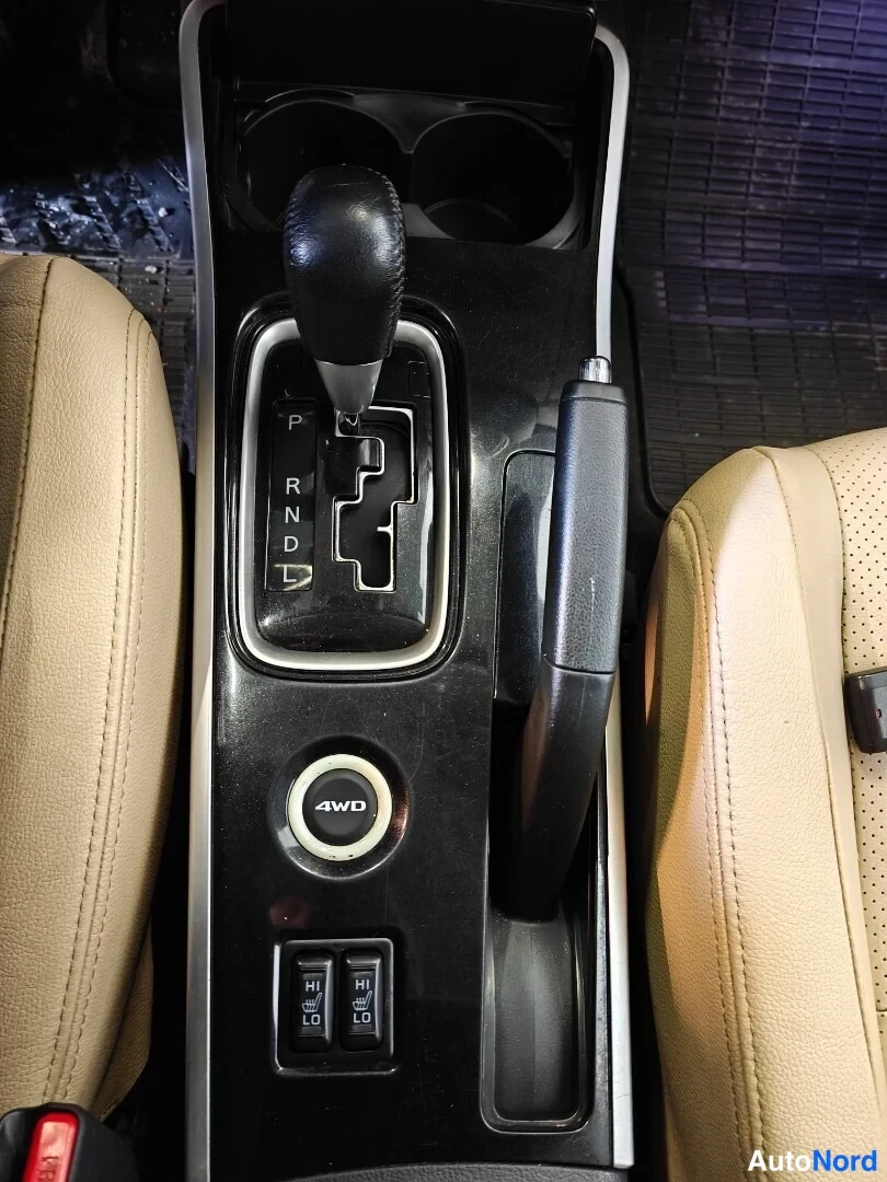 Punainen Mitsubishi Outlander 2017, yksityiskohta, kuva 17