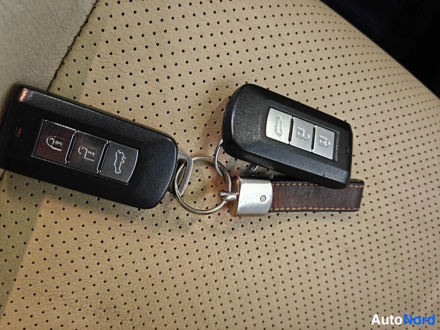Punainen Mitsubishi Outlander 2017, yksityiskohta, kuva 18