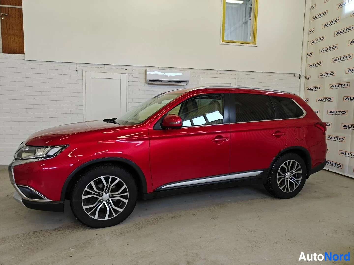 Punainen Mitsubishi Outlander 2017, etuviisto, keula vasemmalle, kuva 3