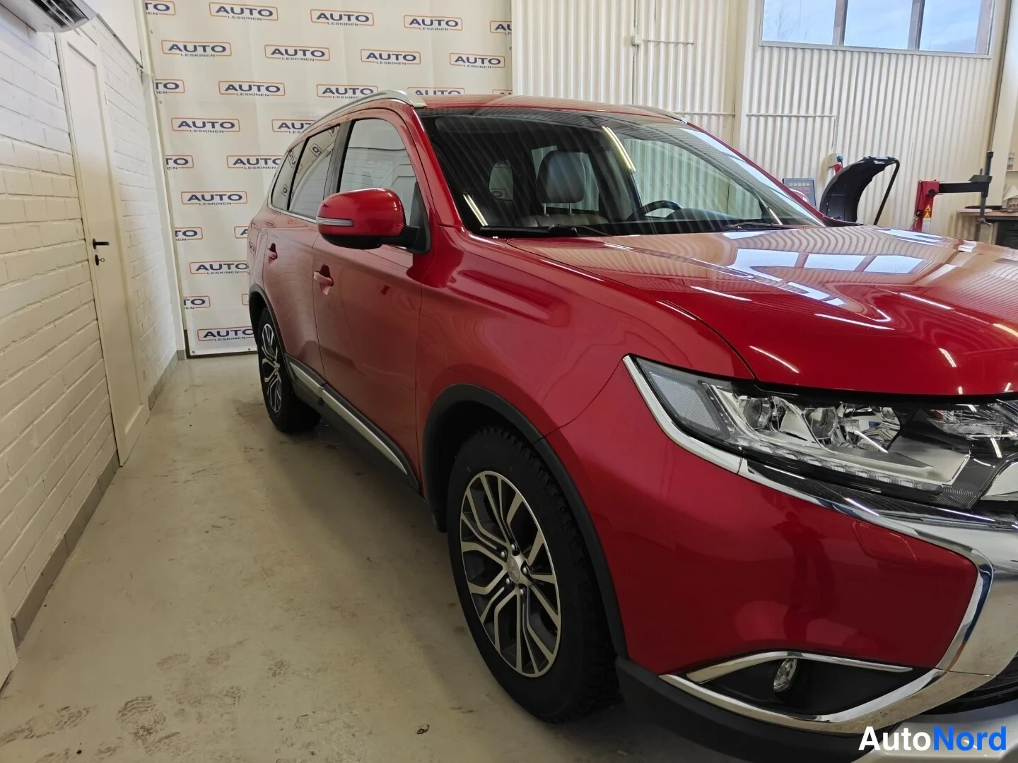 Punainen Mitsubishi Outlander 2017, etuviisto, keula oikealle, kuva 4
