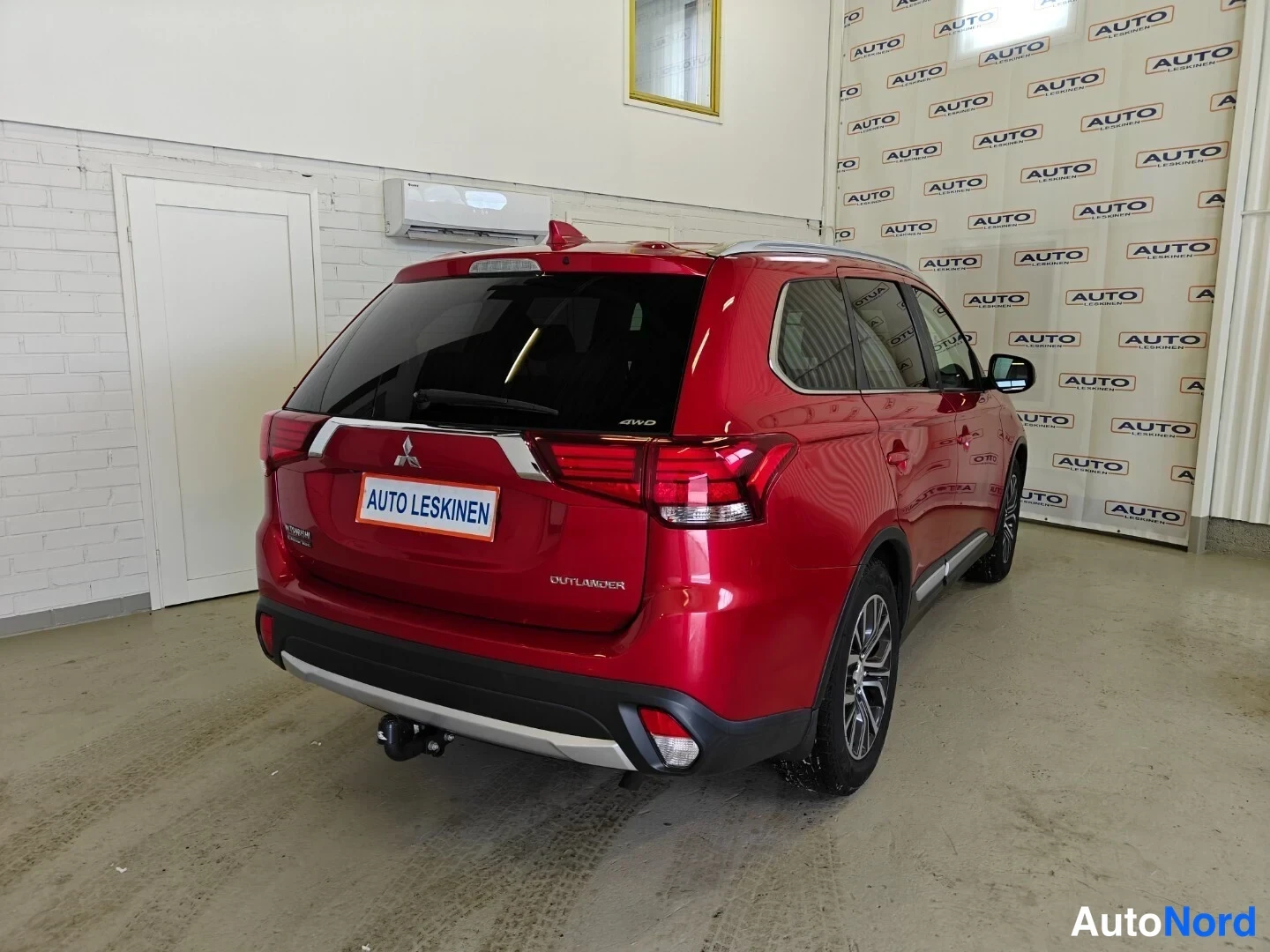 Punainen Mitsubishi Outlander 2017, takaviisto, kuva 7
