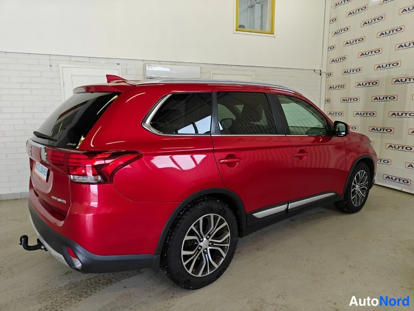 Punainen Mitsubishi Outlander 2017, takaviisto, kuva 5