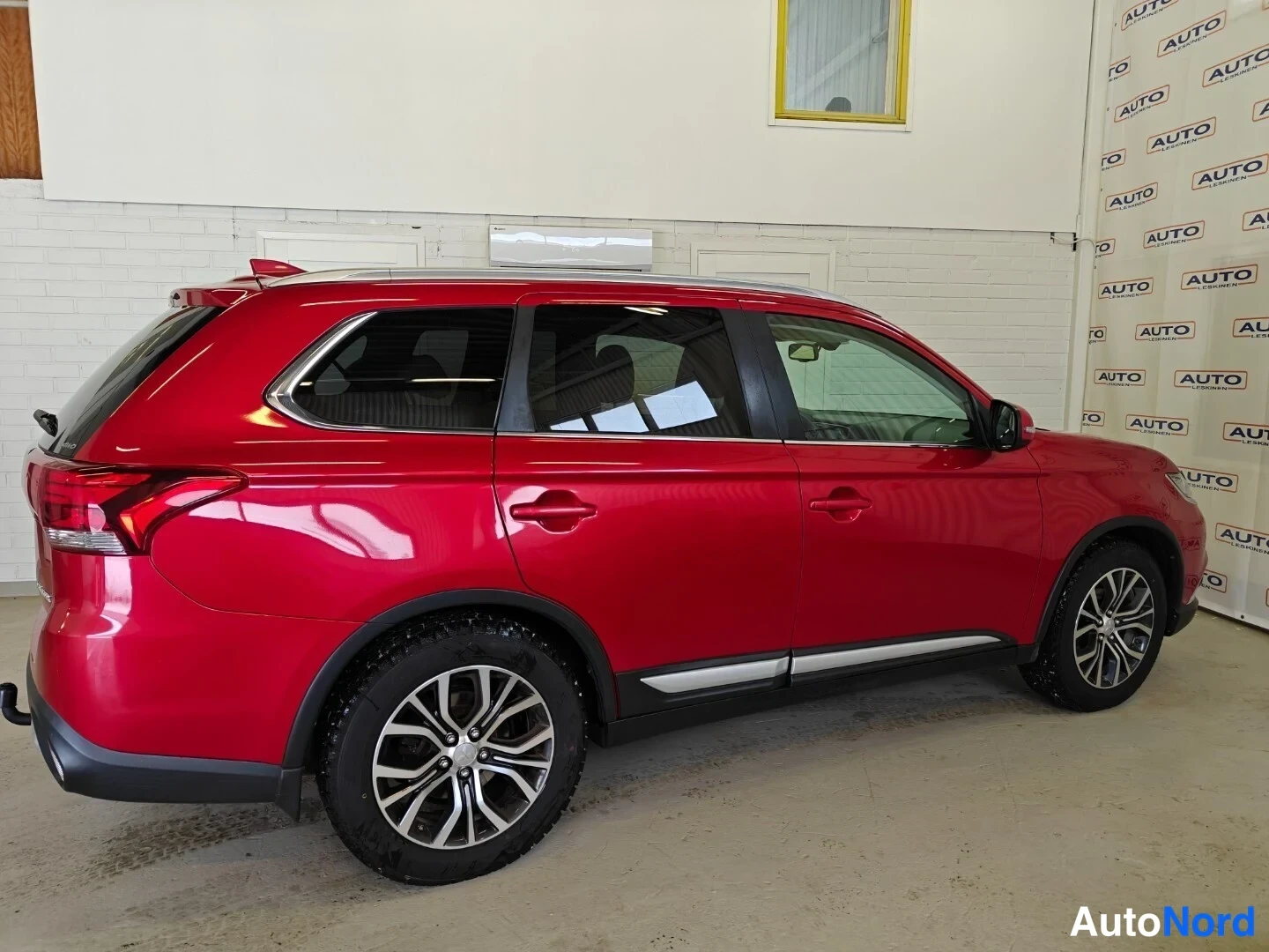 Punainen Mitsubishi Outlander 2017, takaviisto, kuva 6