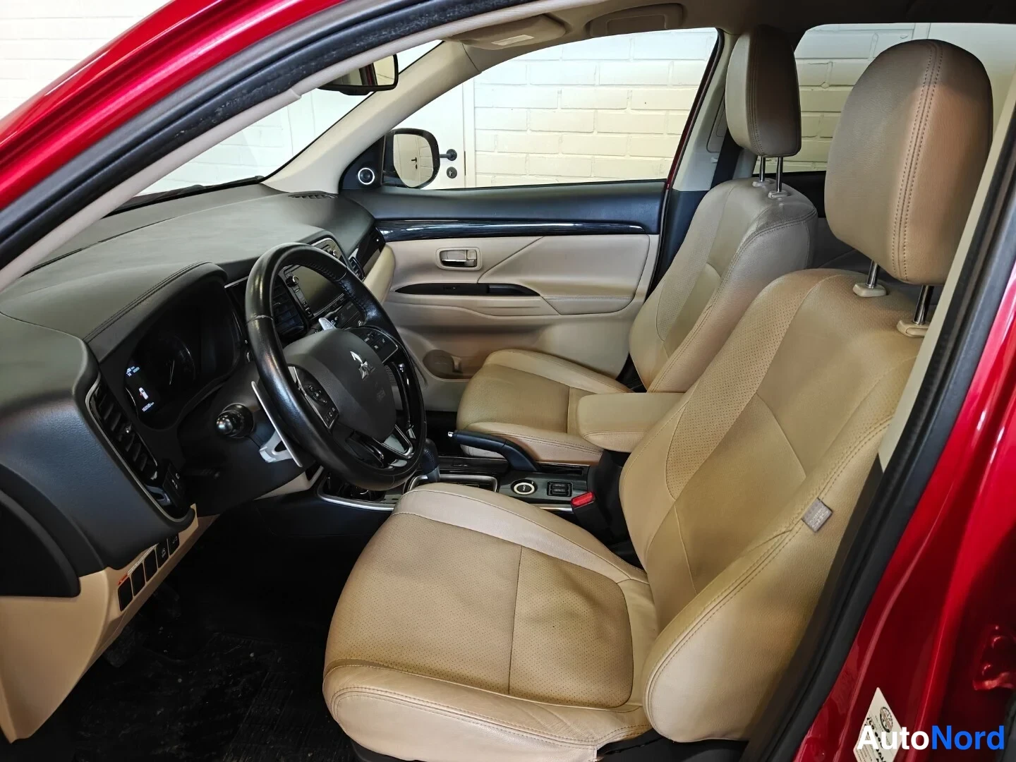 Punainen Mitsubishi Outlander 2017, ohjaamo, kuva 8
