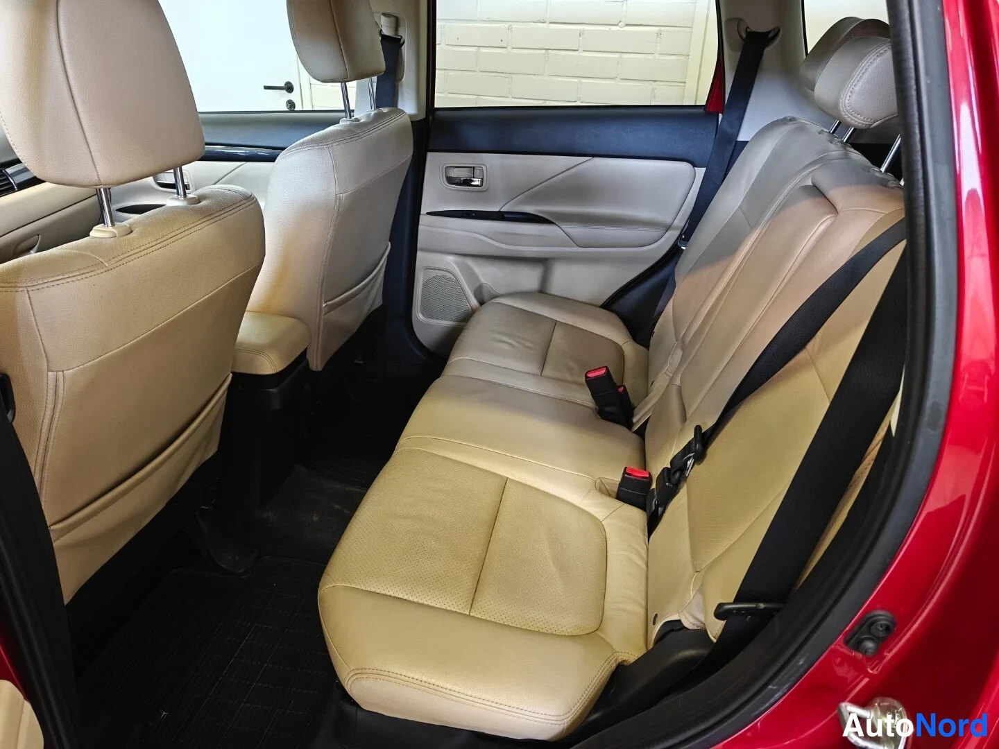 Punainen Mitsubishi Outlander 2017, takaistuimet, kuva 11