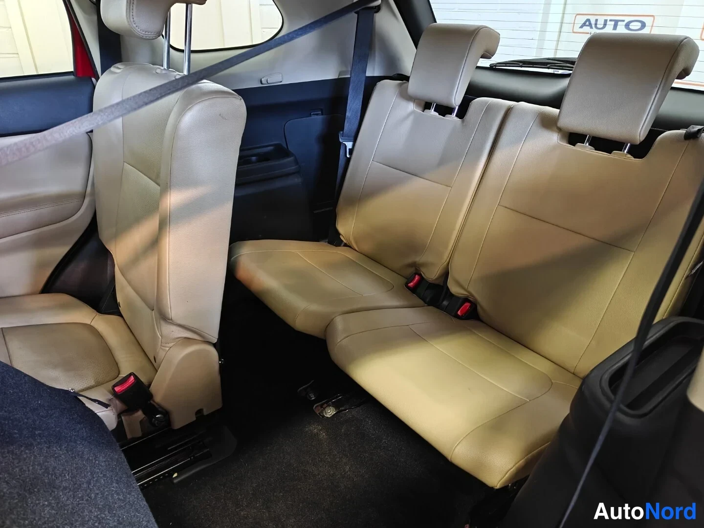 Punainen Mitsubishi Outlander 2017, takaistuimet, kuva 12