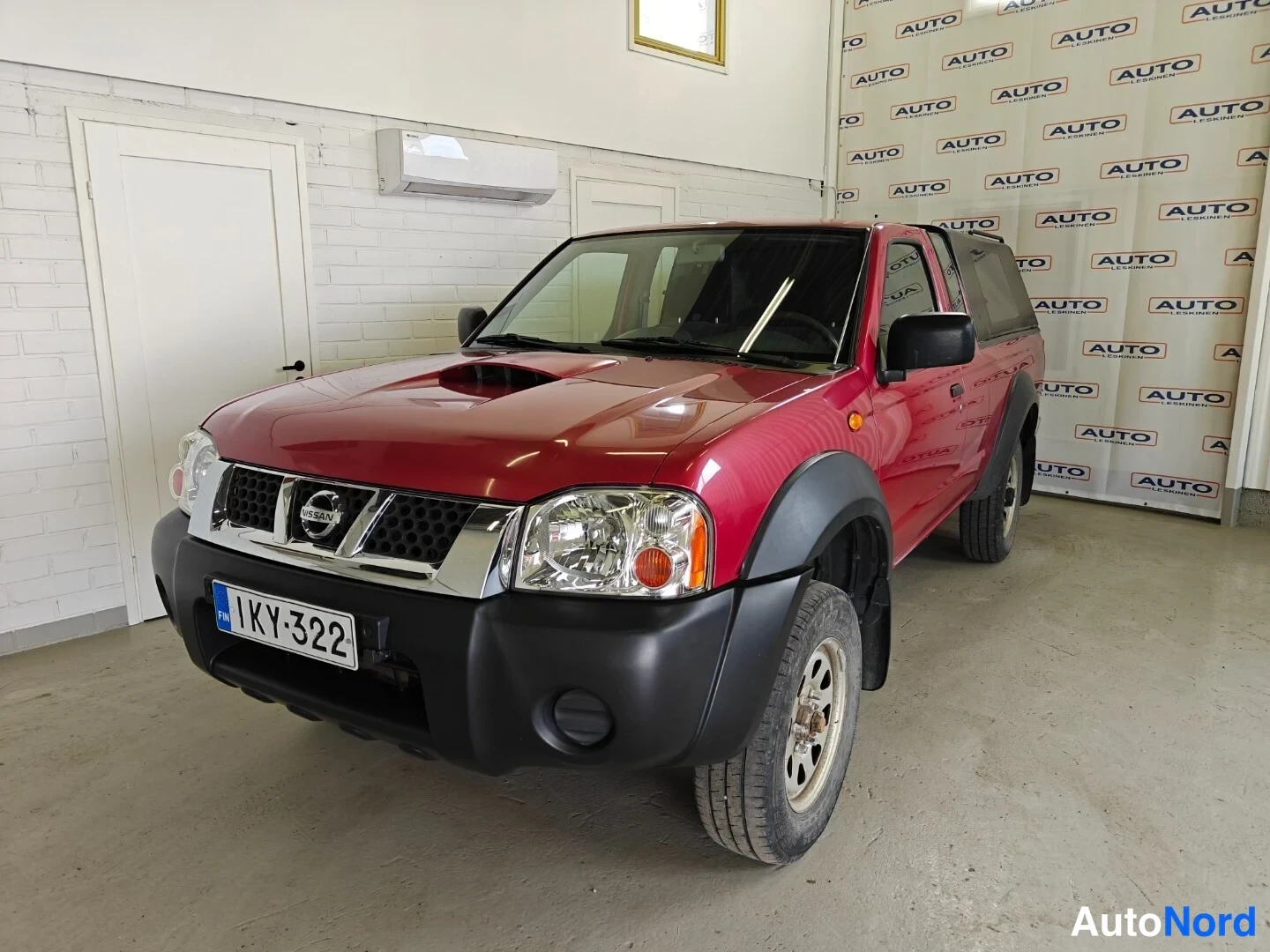 Punainen Nissan King Cab 2006, etuviisto, keula vasemmalle, kuva 2
