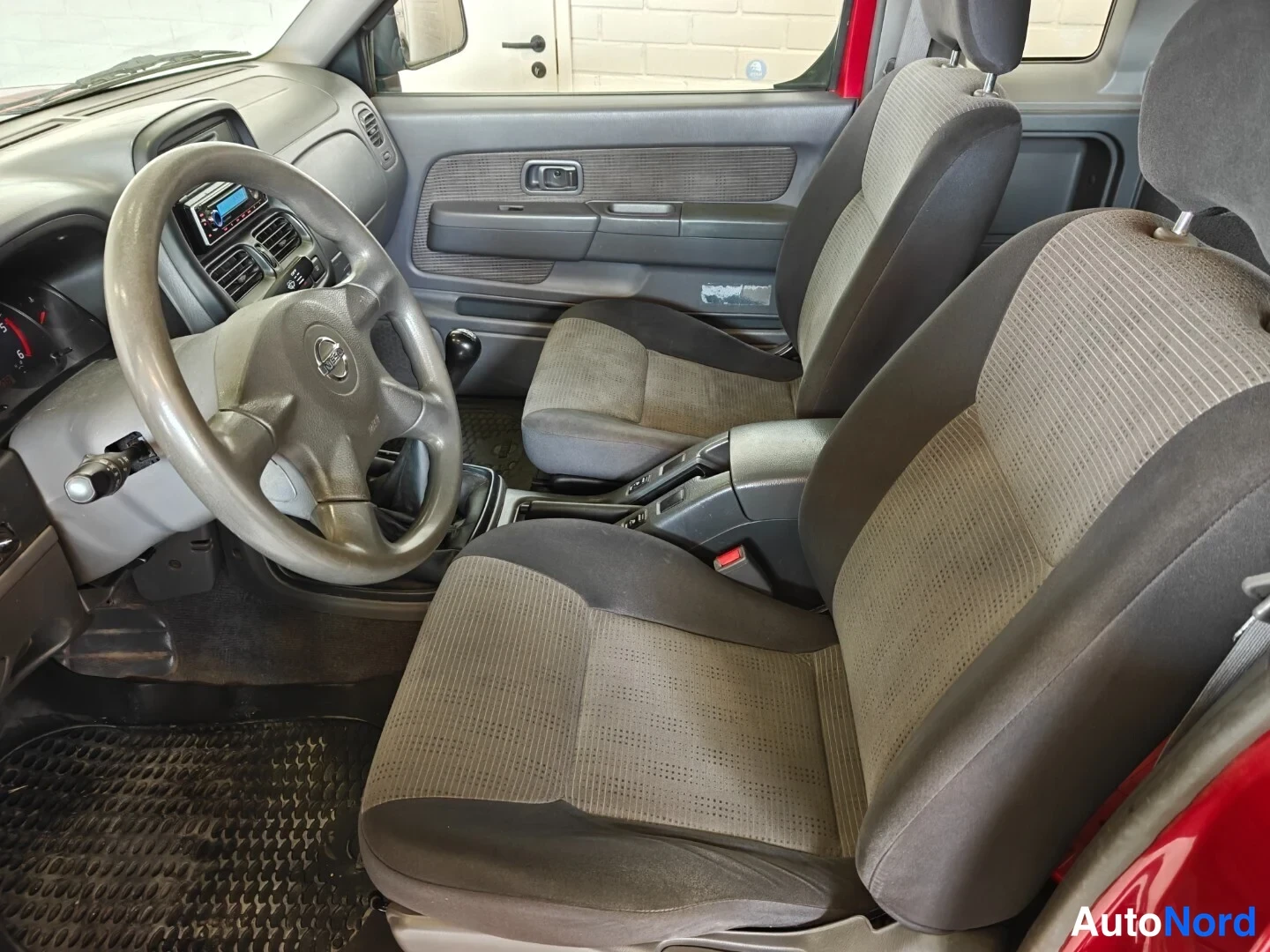 Punainen Nissan King Cab 2006, ohjaamo, kuva 12