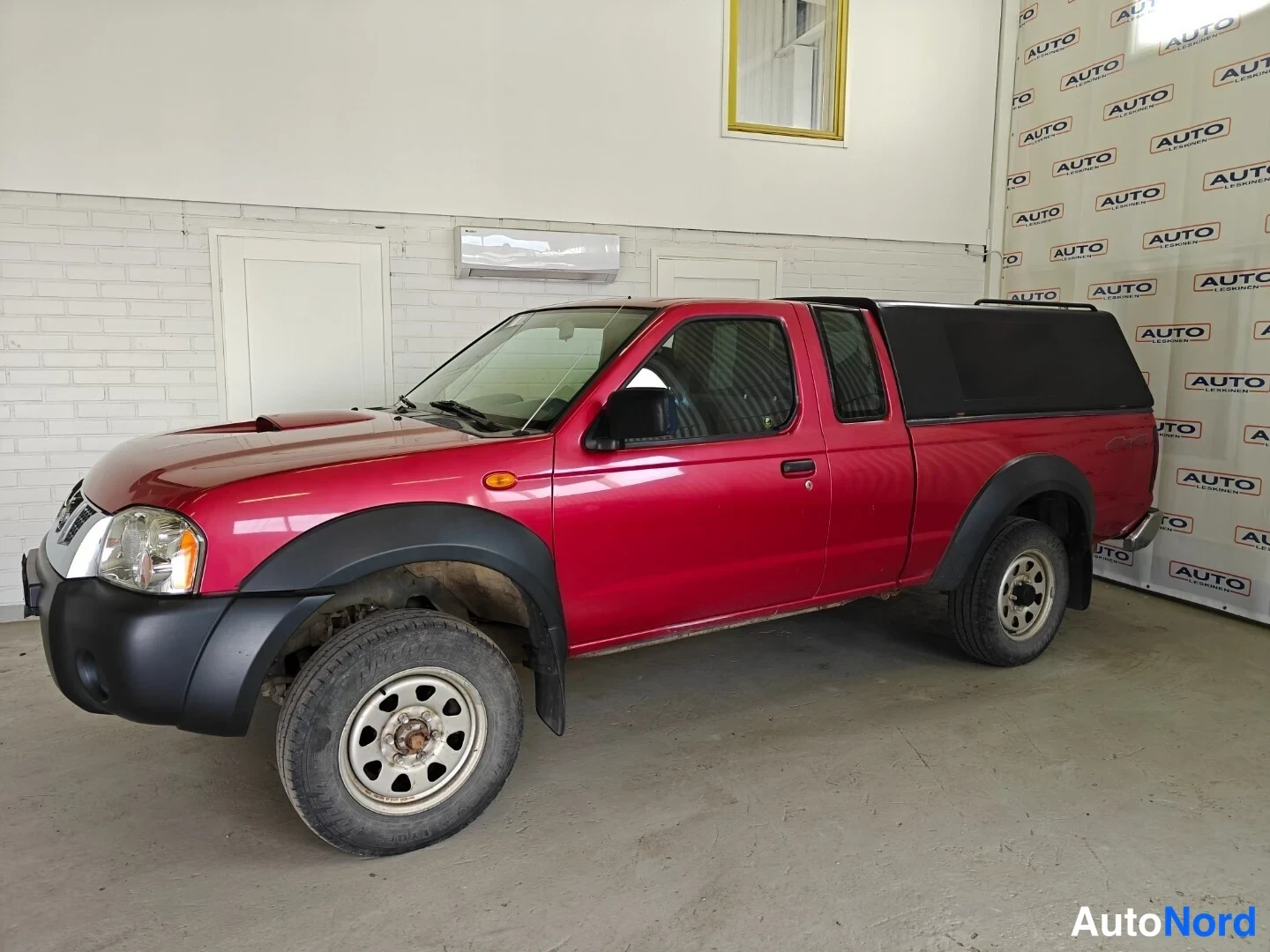 Punainen Nissan King Cab 2006, etuviisto, keula vasemmalle, kuva 3