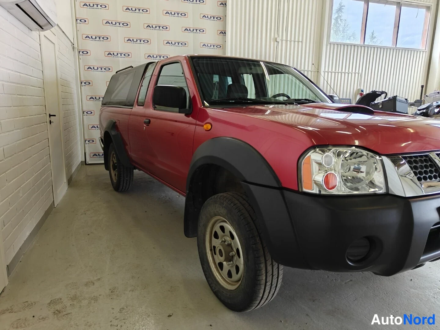 Punainen Nissan King Cab 2006, etuviisto, keula oikealle, kuva 5