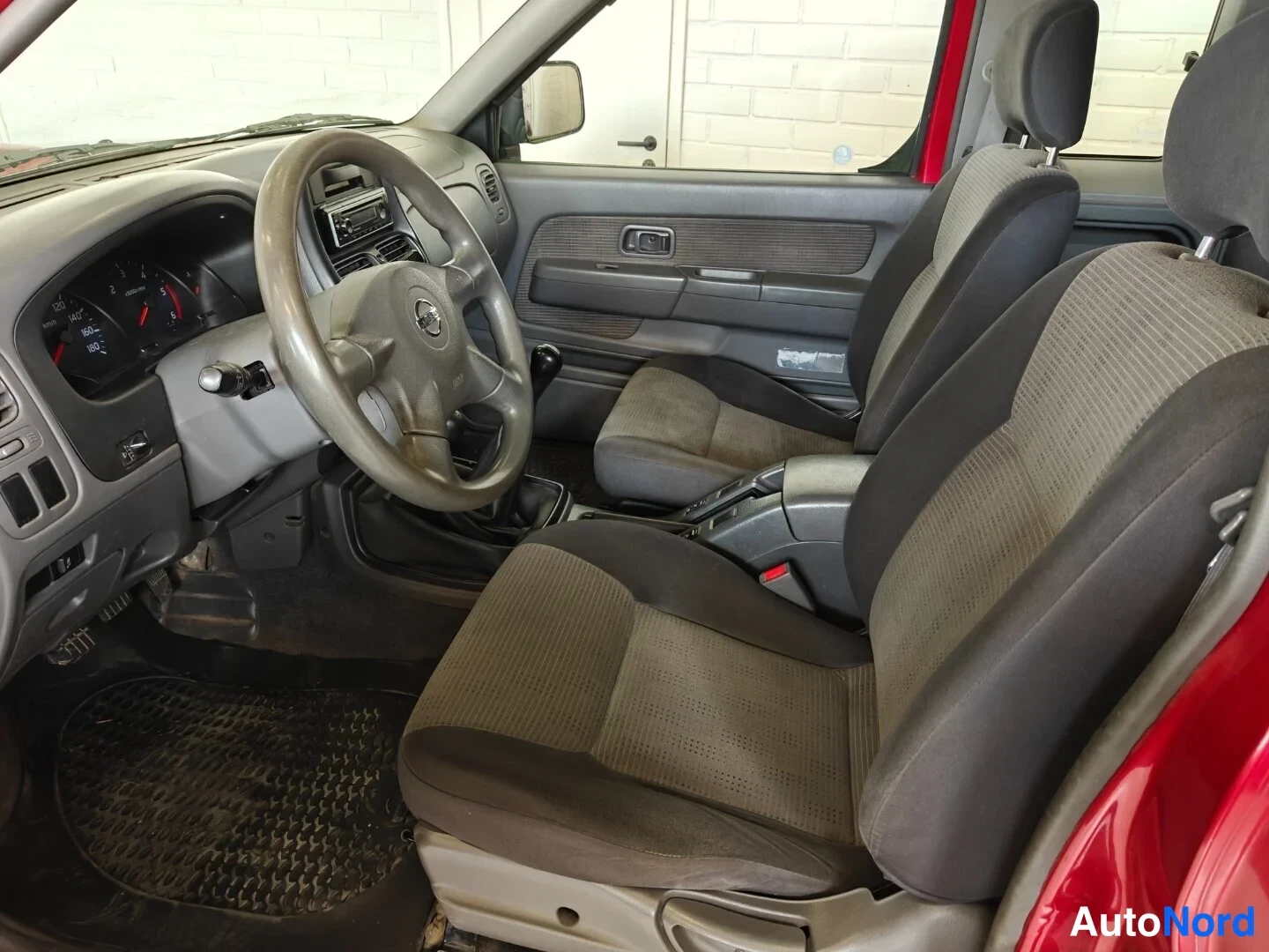 Punainen Nissan King Cab 2006, ohjaamo, kuva 10