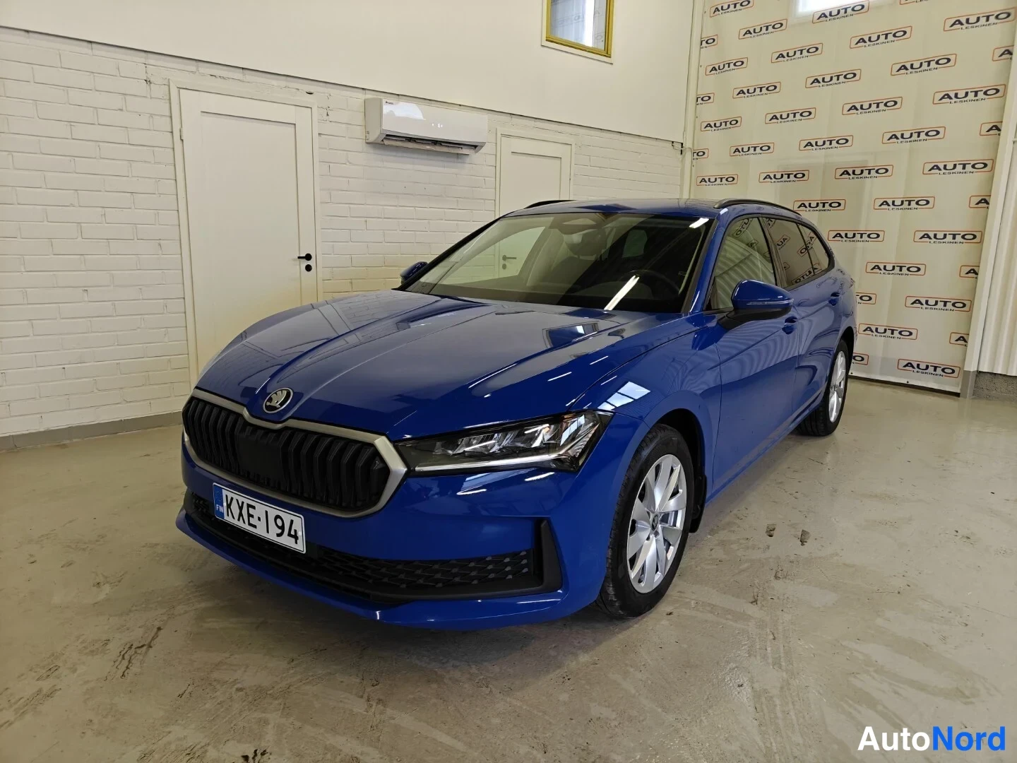 Sininen Skoda Superb 2025, etuviisto, keula vasemmalle, kuva 2