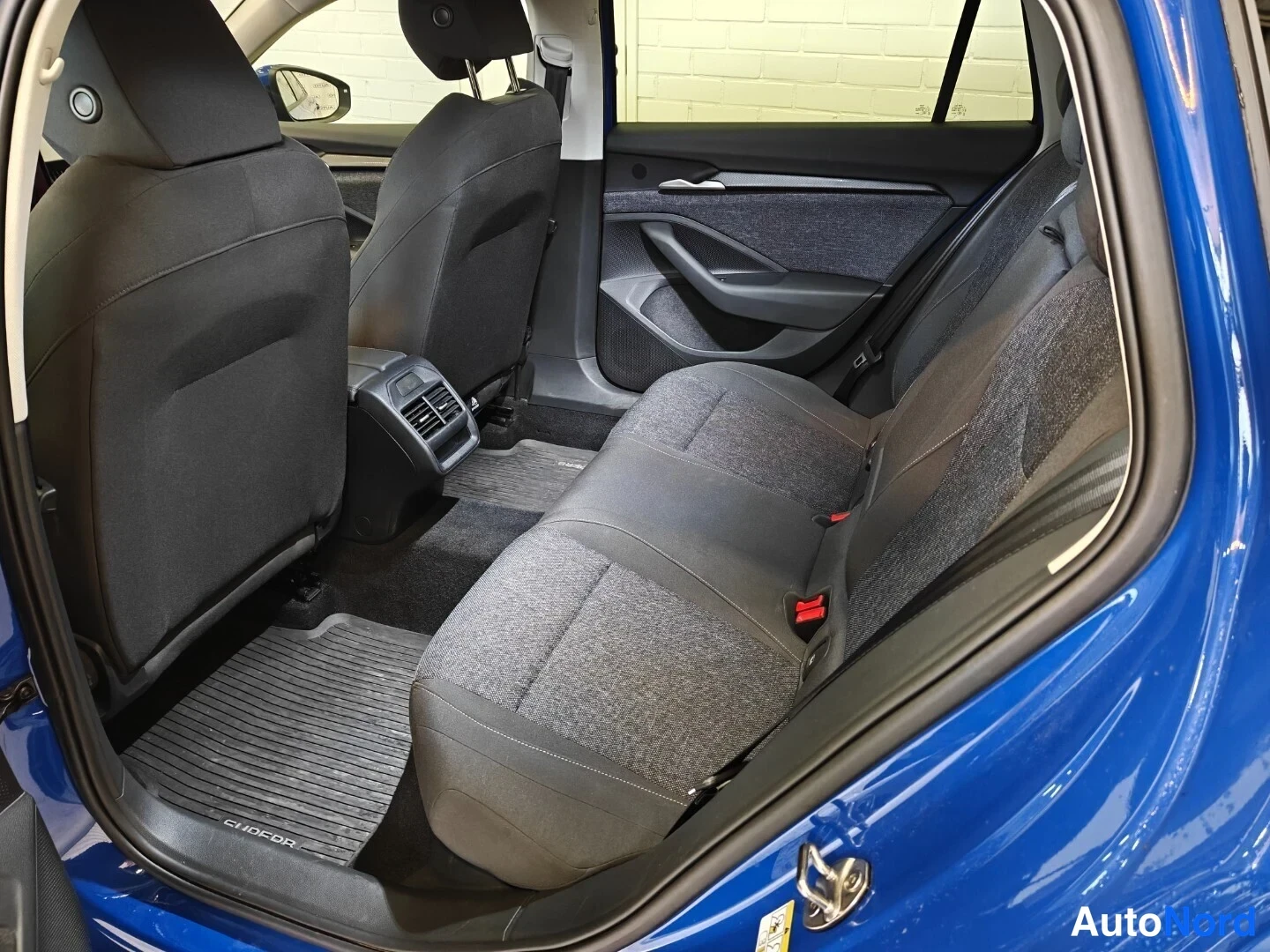 Sininen Skoda Superb 2025, takaistuimet, kuva 11