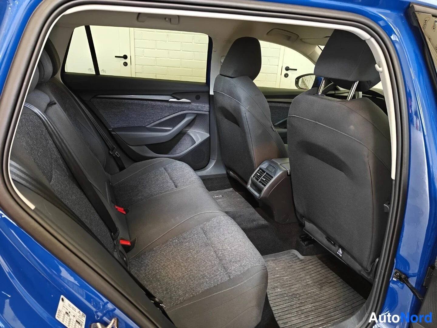 Sininen Skoda Superb 2025, takaistuimet, kuva 12