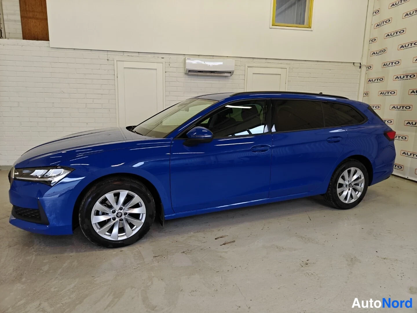 Sininen Skoda Superb 2025, etuviisto, keula vasemmalle, kuva 3