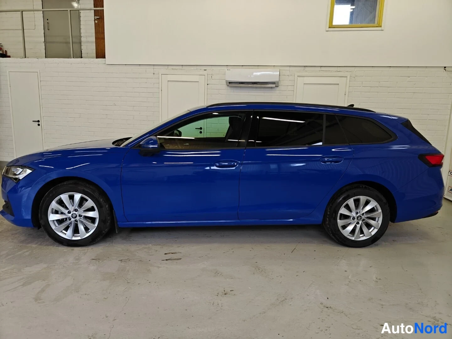 Sininen Skoda Superb 2025, sivulta, kuva 4