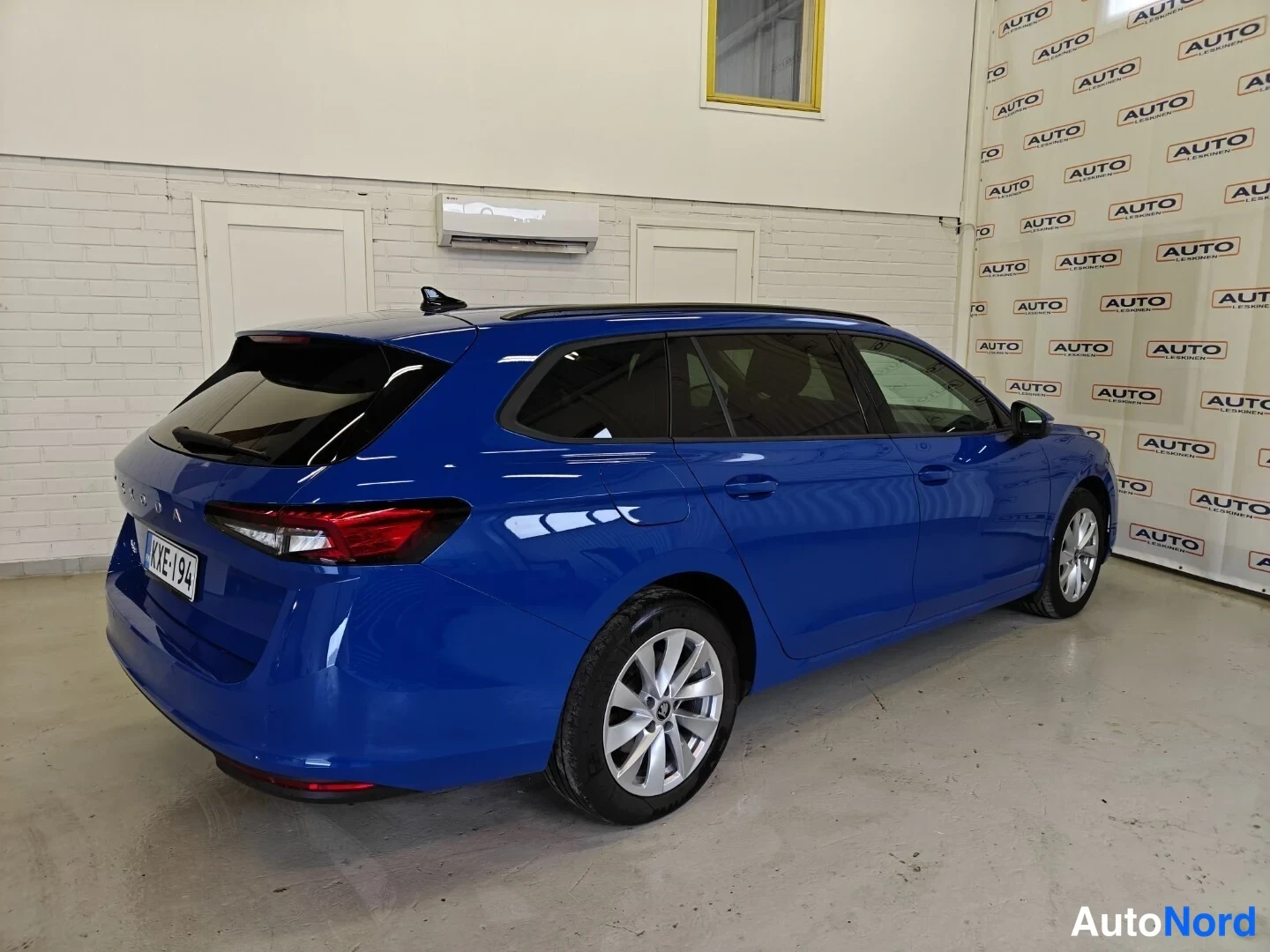 Sininen Skoda Superb 2025, takaviisto, kuva 7