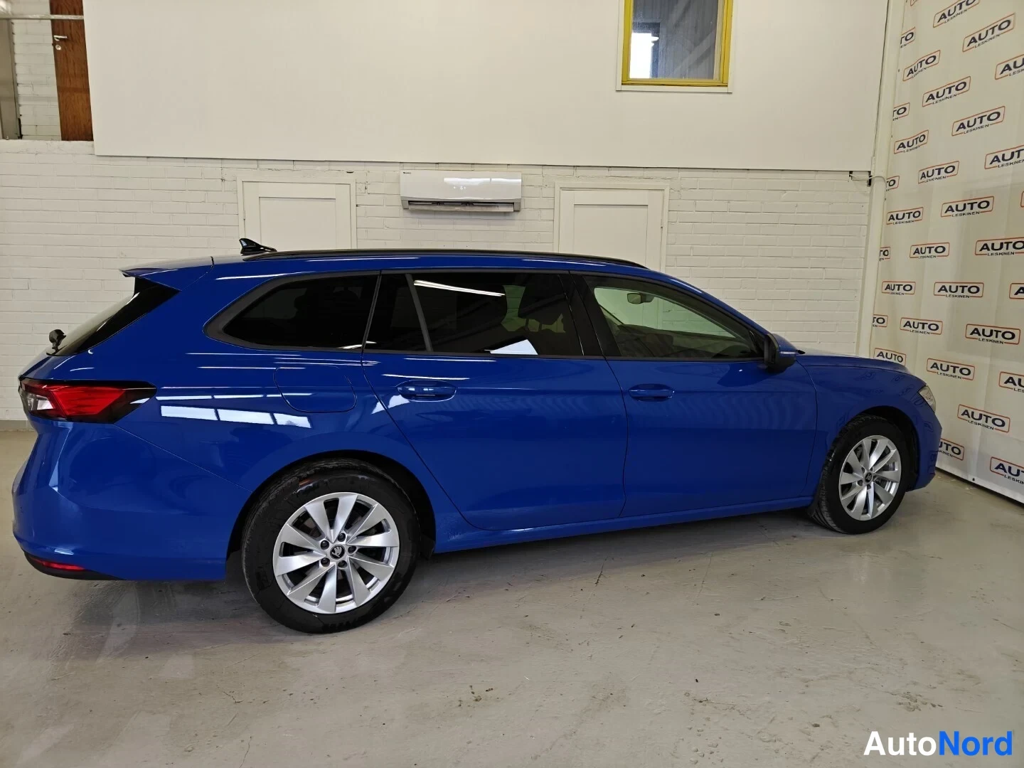 Sininen Skoda Superb 2025, sivulta, kuva 5