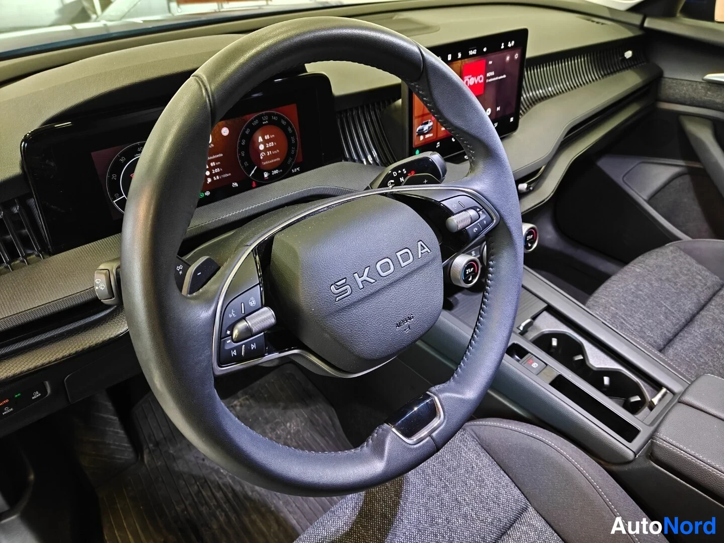 Sininen Skoda Superb 2025, ohjaamo, kuva 8