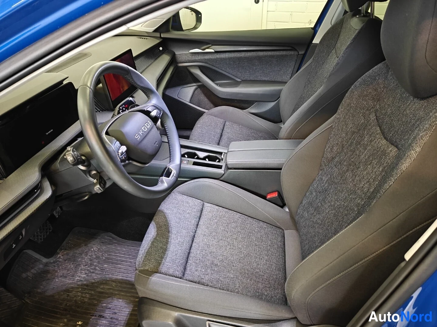 Sininen Skoda Superb 2025, etuistuimet, kuva 10