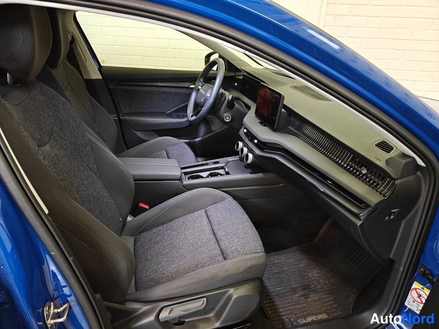 Sininen Skoda Superb 2025, ohjaamo, kuva 9
