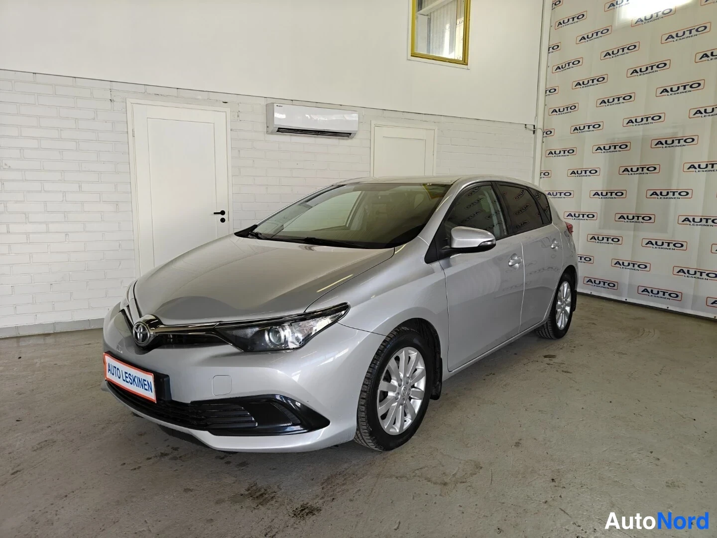 Hopea Toyota Auris 2015, etuviisto, keula vasemmalle, kuva 2