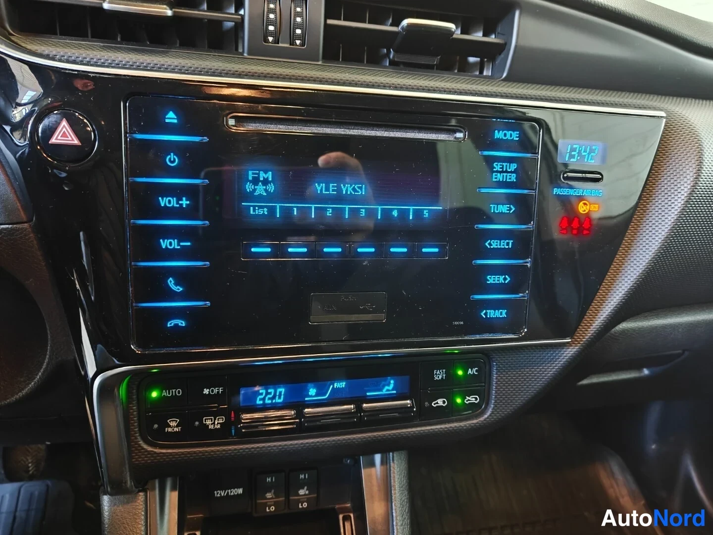 Hopea Toyota Auris 2015, ohjaamo, kuva 8