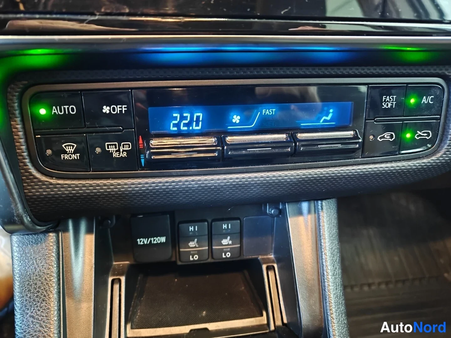 Hopea Toyota Auris 2015, yksityiskohta, kuva 12